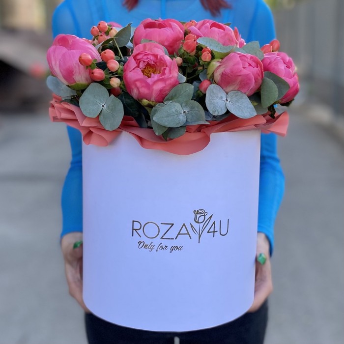 Композиция из 13 коралловых пионов с гиперикумом в коробке