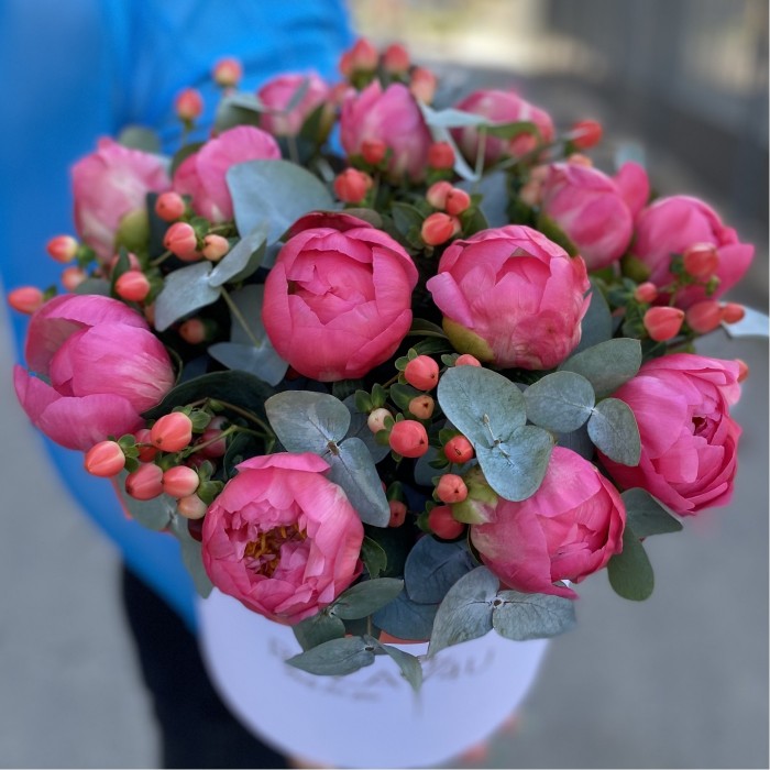 Композиция из 13 коралловых пионов с гиперикумом в коробке