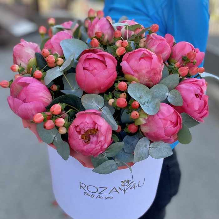 Композиция из 13 коралловых пионов с гиперикумом в коробке