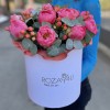 Композиция из 13 коралловых пионов с гиперикумом в коробке