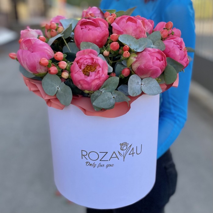 Композиция из 13 коралловых пионов с гиперикумом в коробке