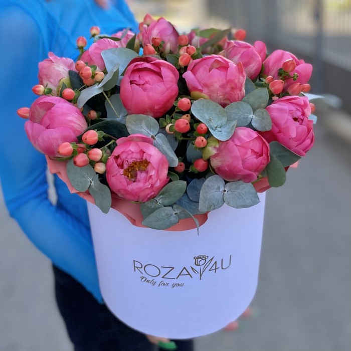 Композиция из 13 коралловых пионов с гиперикумом в коробке