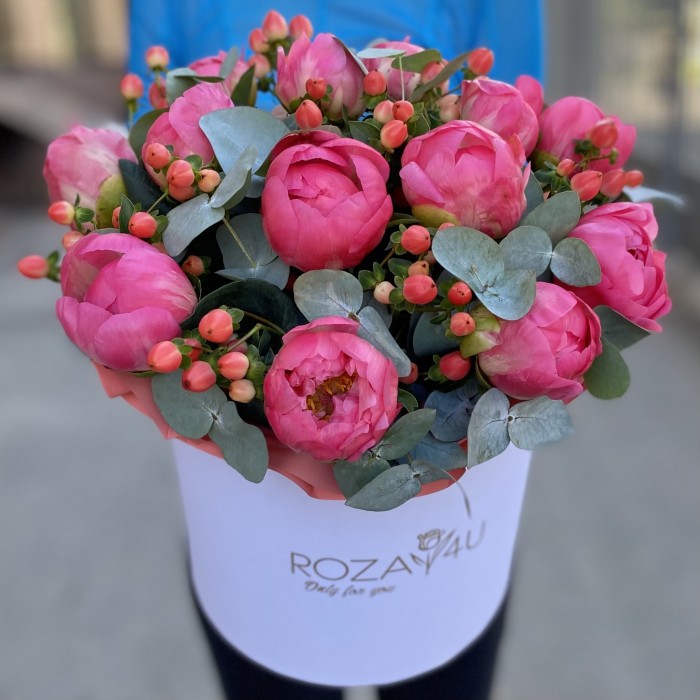 Композиция из 13 коралловых пионов с гиперикумом в коробке