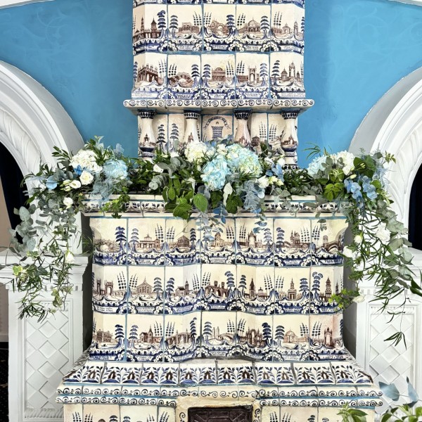 Композиция из гортензии и роз Бирюза