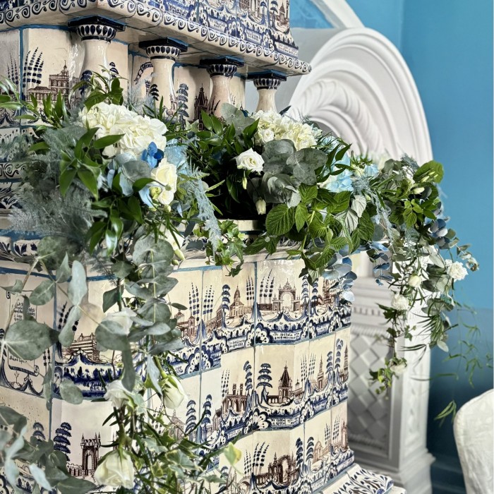 Композиция из гортензии и роз Бирюза