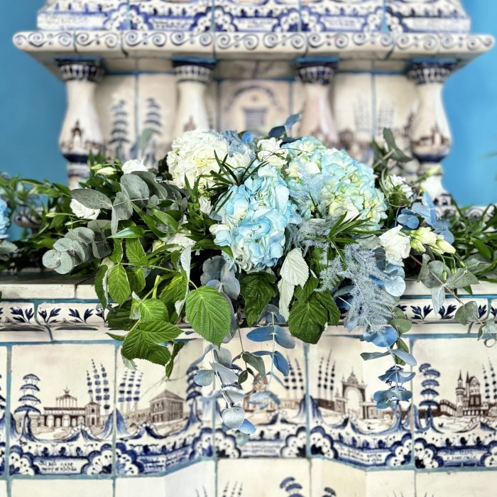 Композиция из гортензии и роз Бирюза