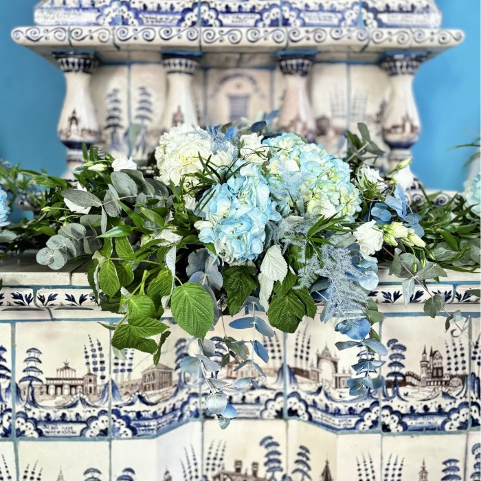 Композиция из гортензии и роз Бирюза