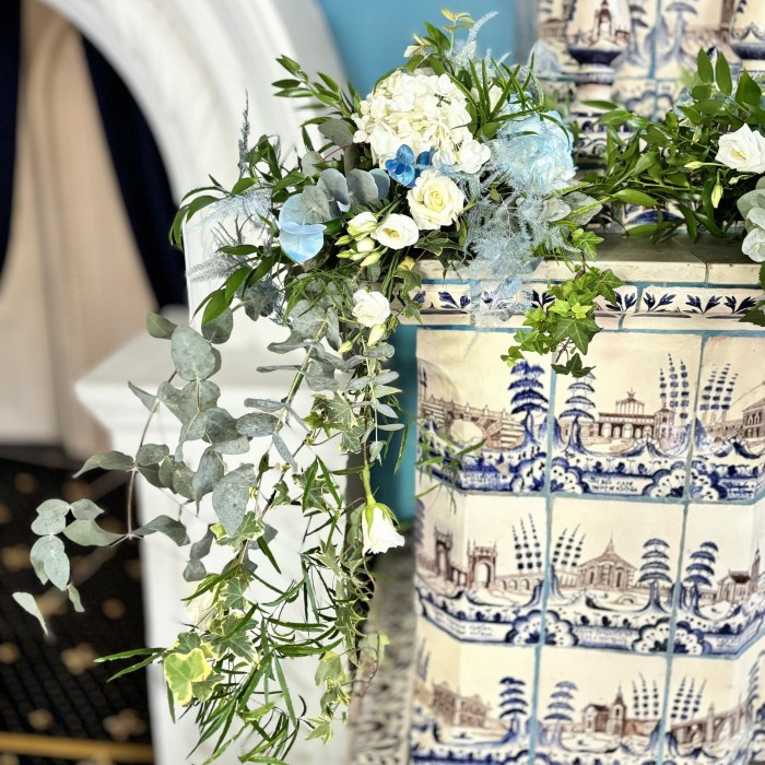 Композиция из гортензии и роз Бирюза