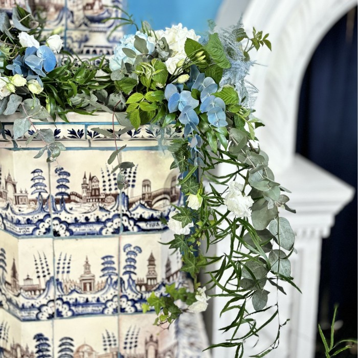 Композиция из гортензии и роз Бирюза