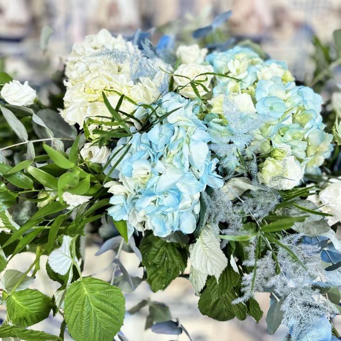 Композиция из гортензии и роз Бирюза