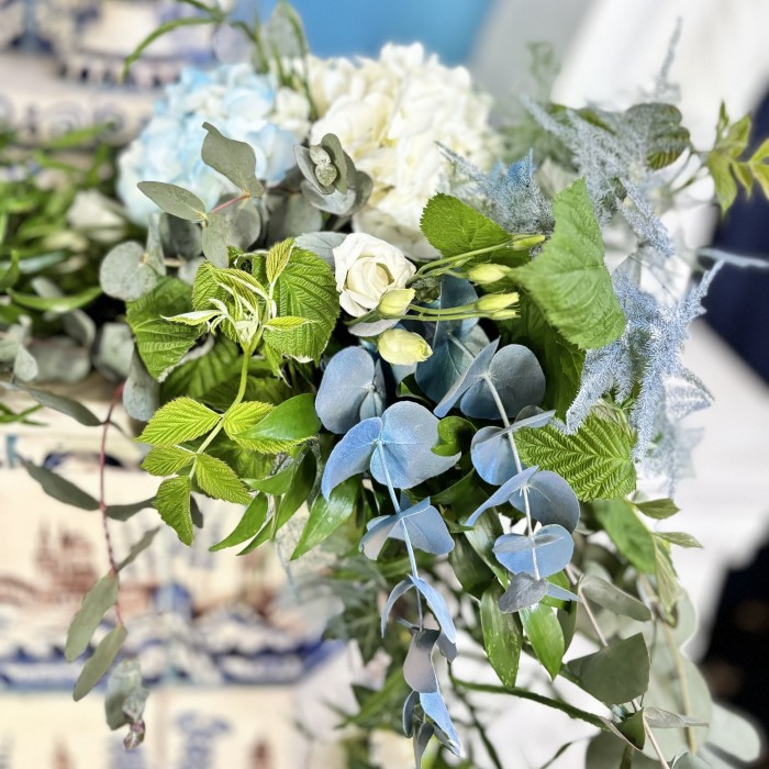 Композиция из гортензии и роз Бирюза