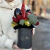 Композиция из овощей и колы в черной коробке