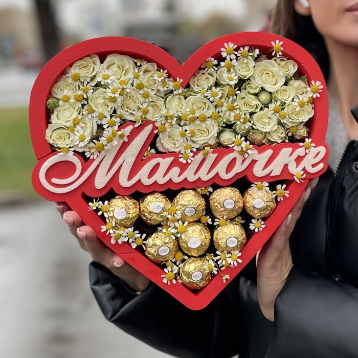 Композиция из роз и конфет Мамочке