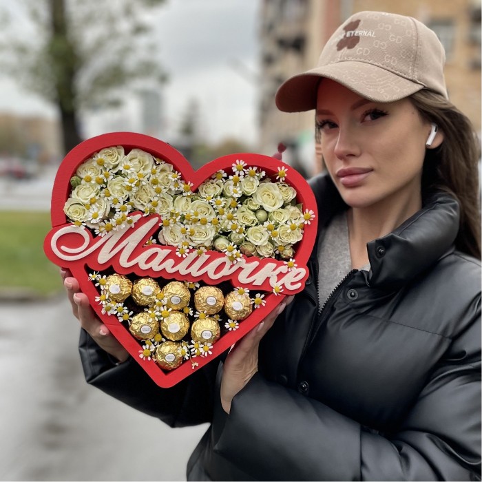 Композиция из роз и конфет Мамочке