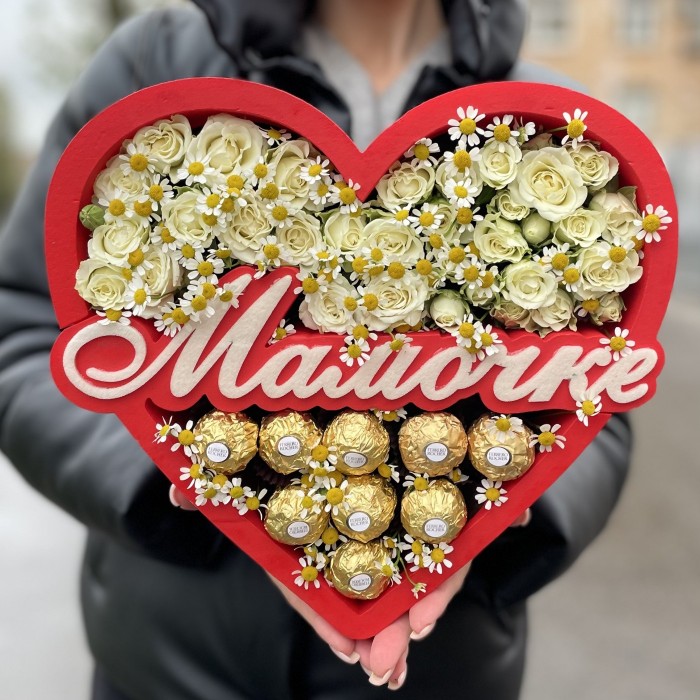Композиция из роз и конфет Мамочке