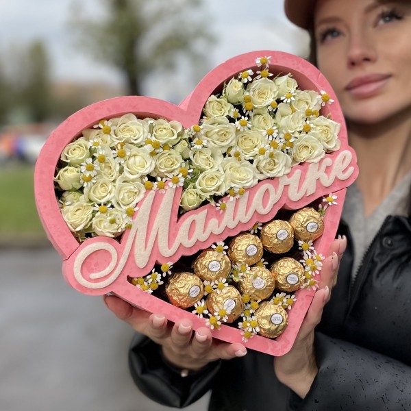 Композиция сердце из роз и конфет Мамочке