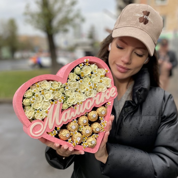Композиция сердце из роз и конфет Мамочке