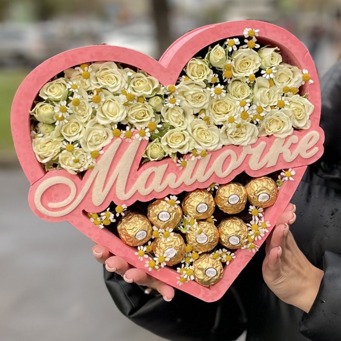 Композиция сердце из роз и конфет Мамочке