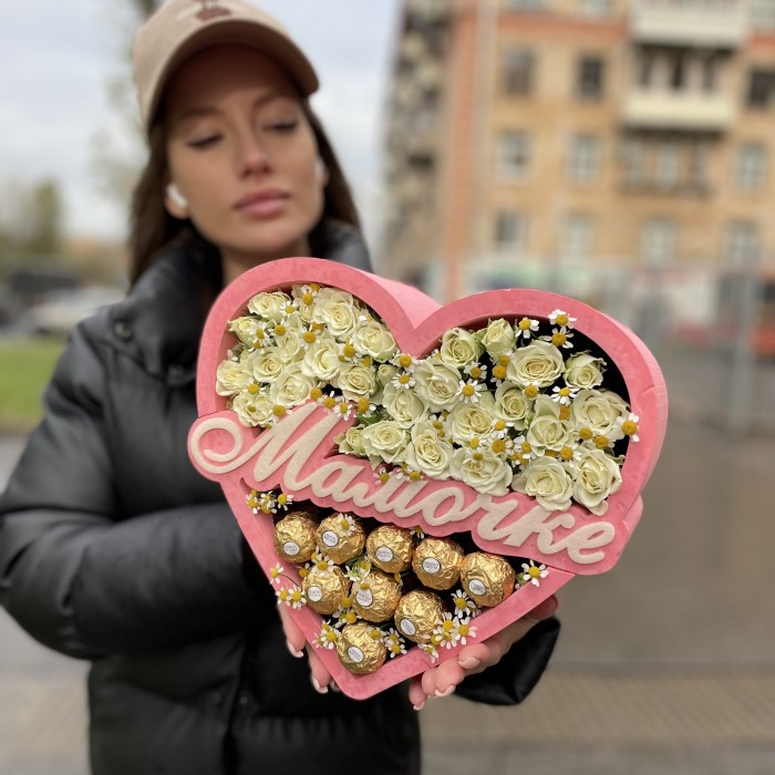 Композиция сердце из роз и конфет Мамочке