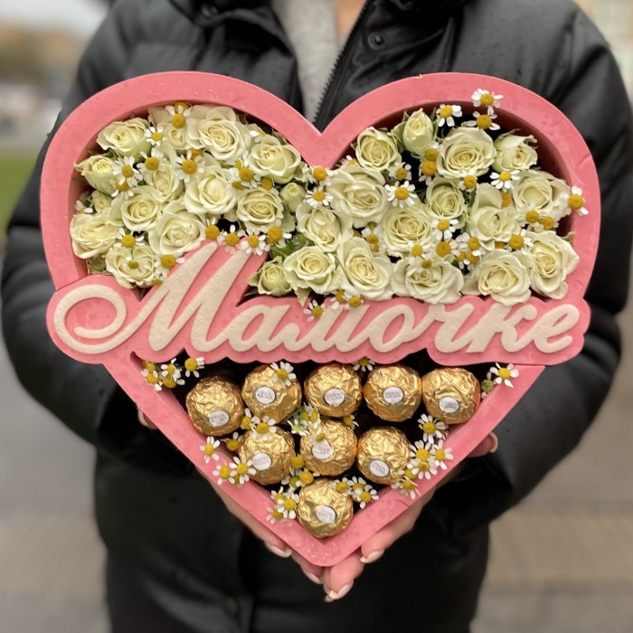 Композиция сердце из роз и конфет Мамочке