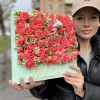 Композиция Маме из пионовидных роз с ангелом