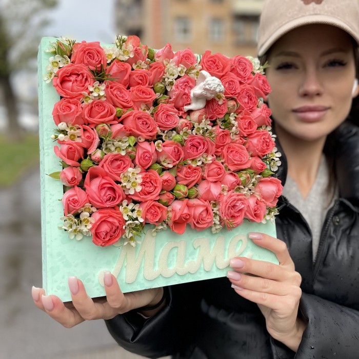 Композиция Маме из пионовидных роз с ангелом