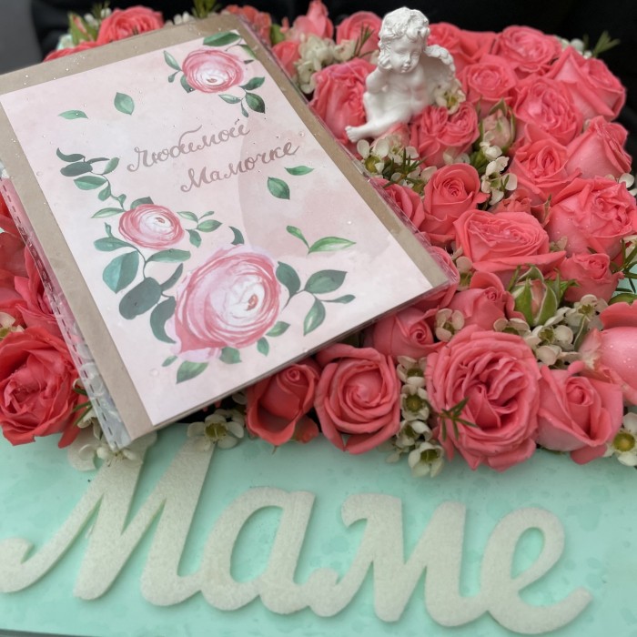 Композиция Маме из пионовидных роз с ангелом