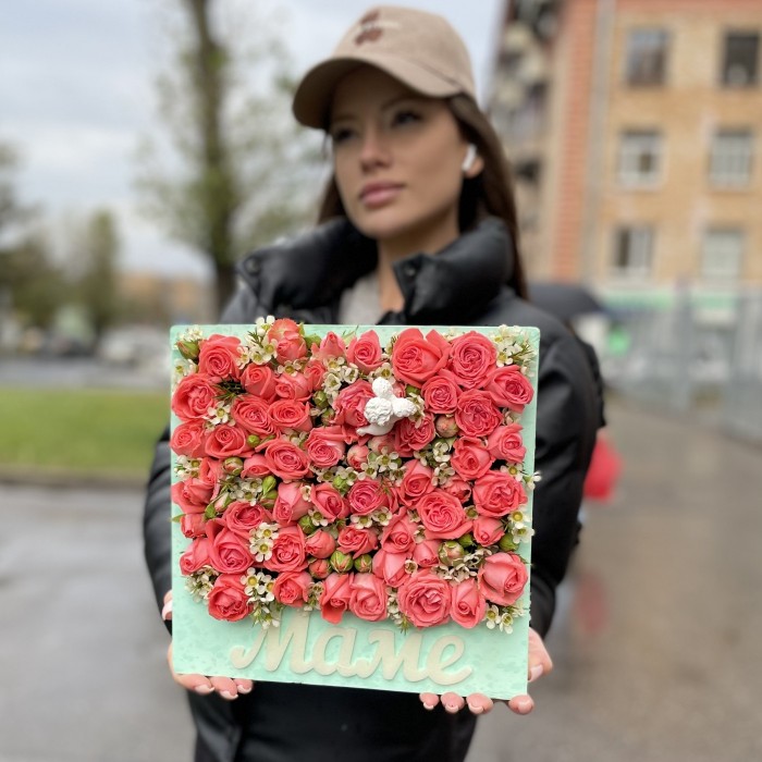 Композиция Маме из пионовидных роз с ангелом
