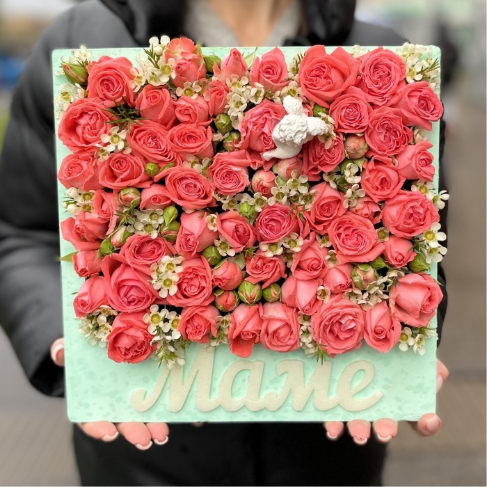 Композиция Маме из пионовидных роз с ангелом