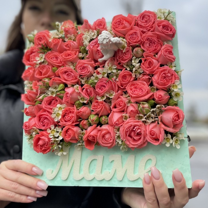 Композиция Маме из пионовидных роз с ангелом