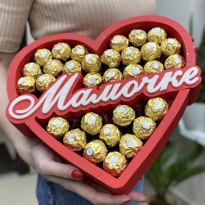 Композиция красное Сердце с конфетами Мамочке