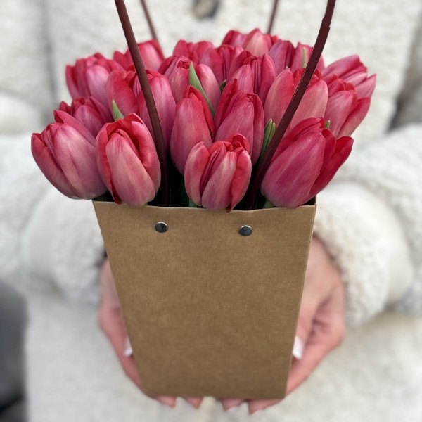 Композиция с 25 красными тюльпанами