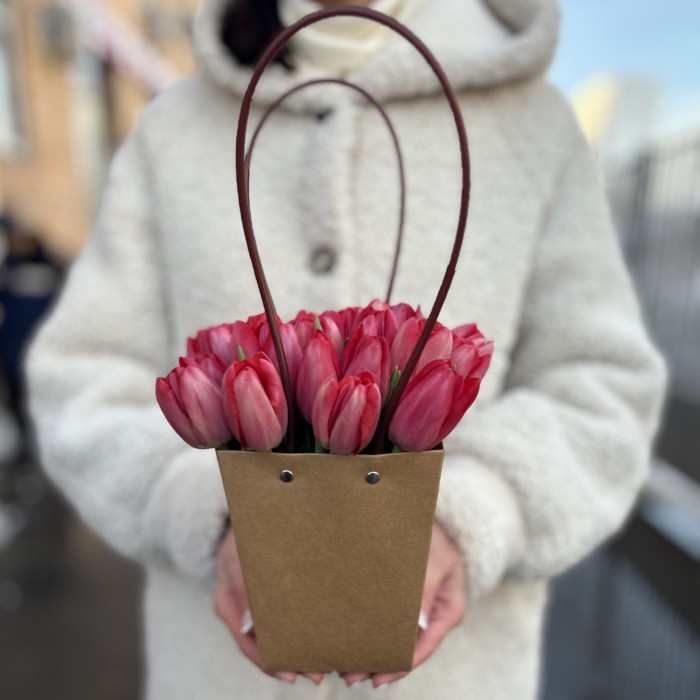 Композиция с 25 красными тюльпанами