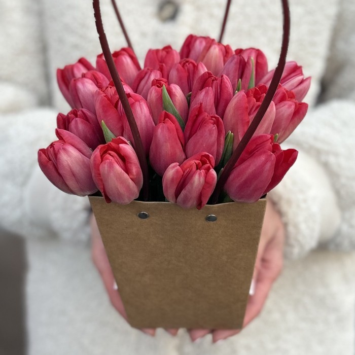 Композиция с 25 красными тюльпанами