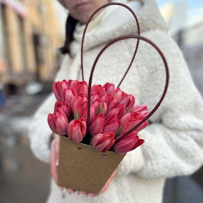 Композиция с 25 красными тюльпанами