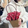 Композиция с 25 красными тюльпанами