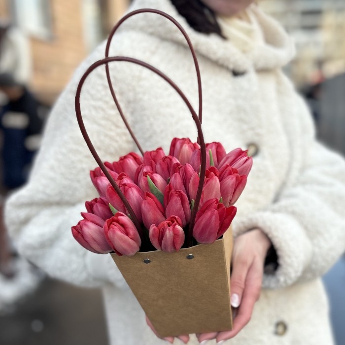 Композиция с 25 красными тюльпанами