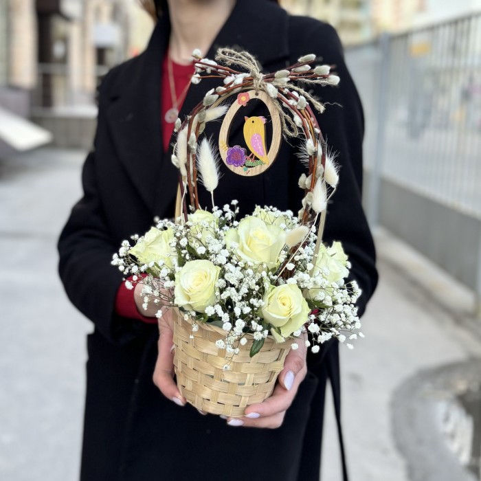 Композиция с белой розой к Пасхе