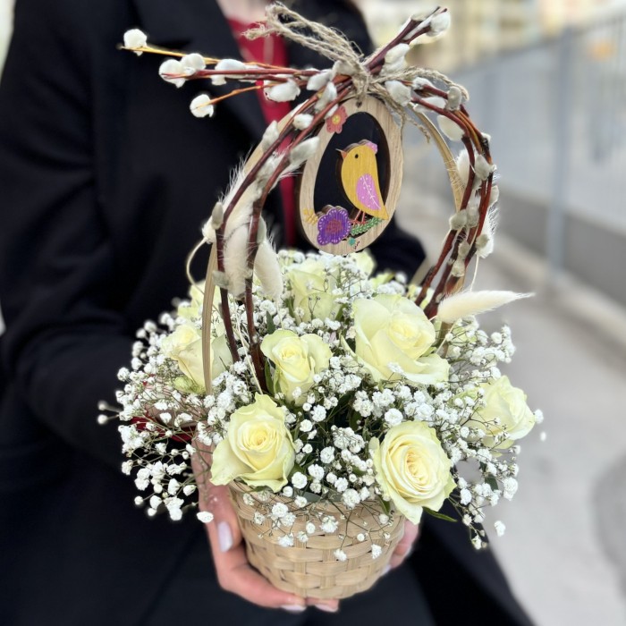 Композиция с белой розой к Пасхе