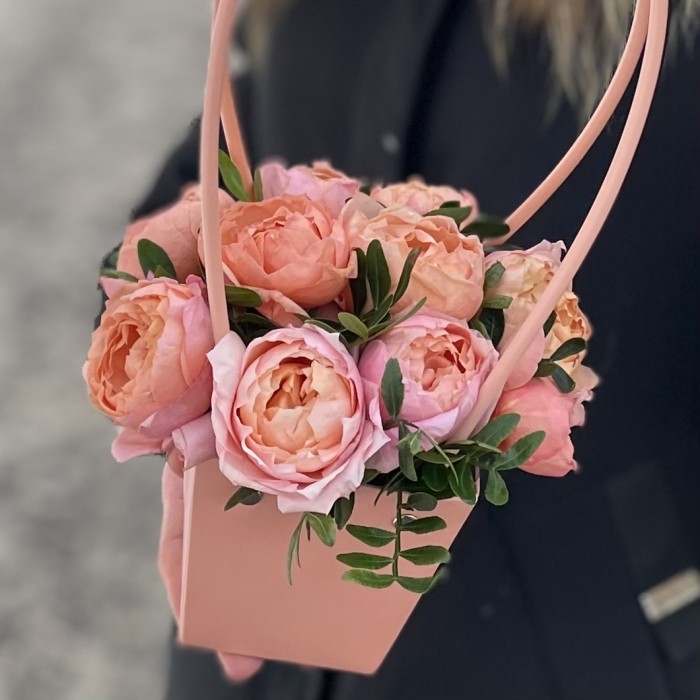 Композиция с кустовой пионовидной розой Джульетта в сумочке