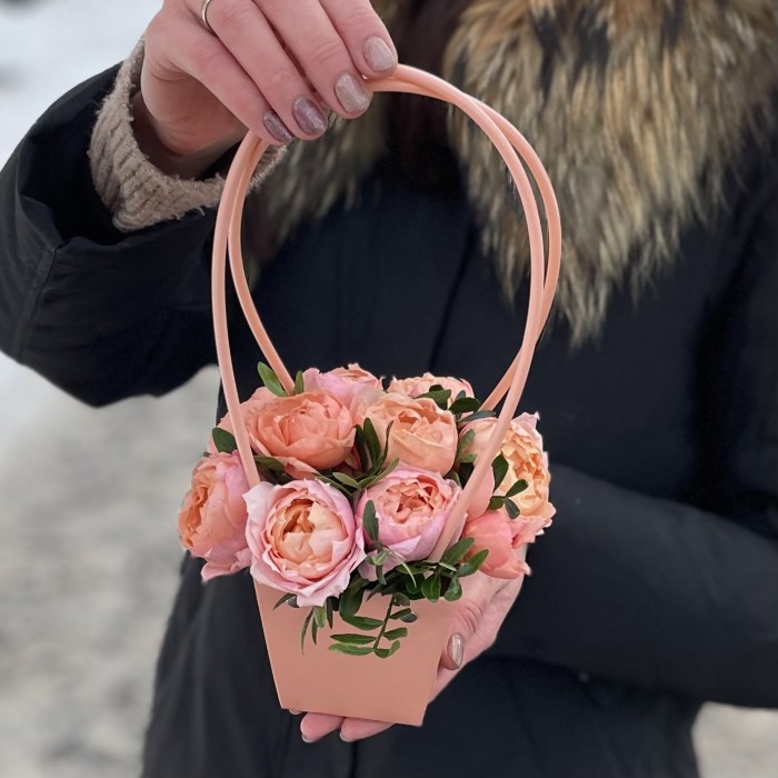 Композиция с кустовой пионовидной розой Джульетта в сумочке