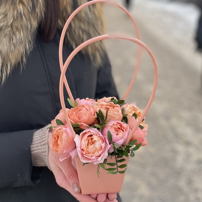 Композиция с кустовой пионовидной розой Джульетта в сумочке