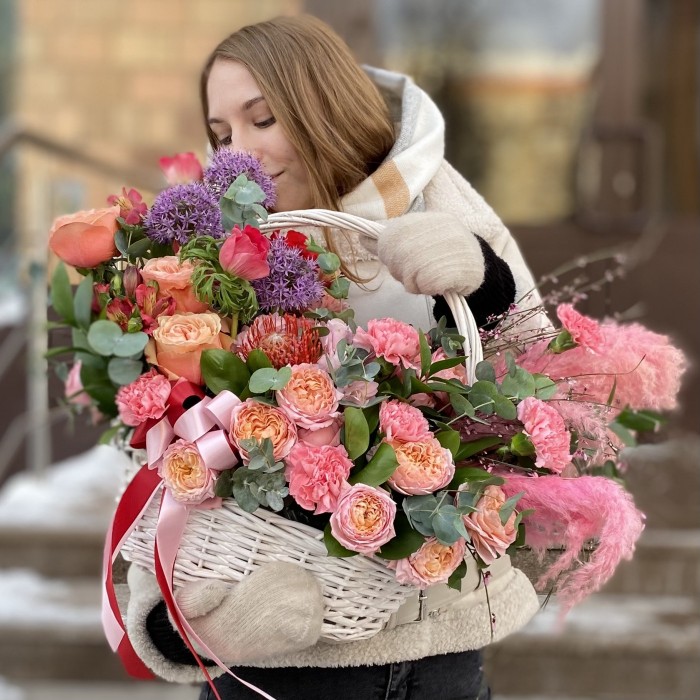 Композиция с пионовидными розами Яркая мечта