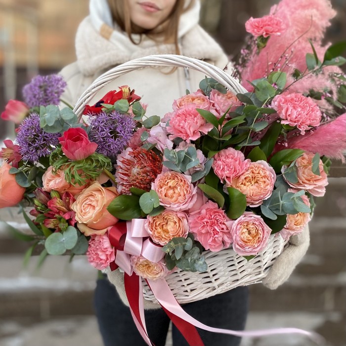 Композиция с пионовидными розами Яркая мечта