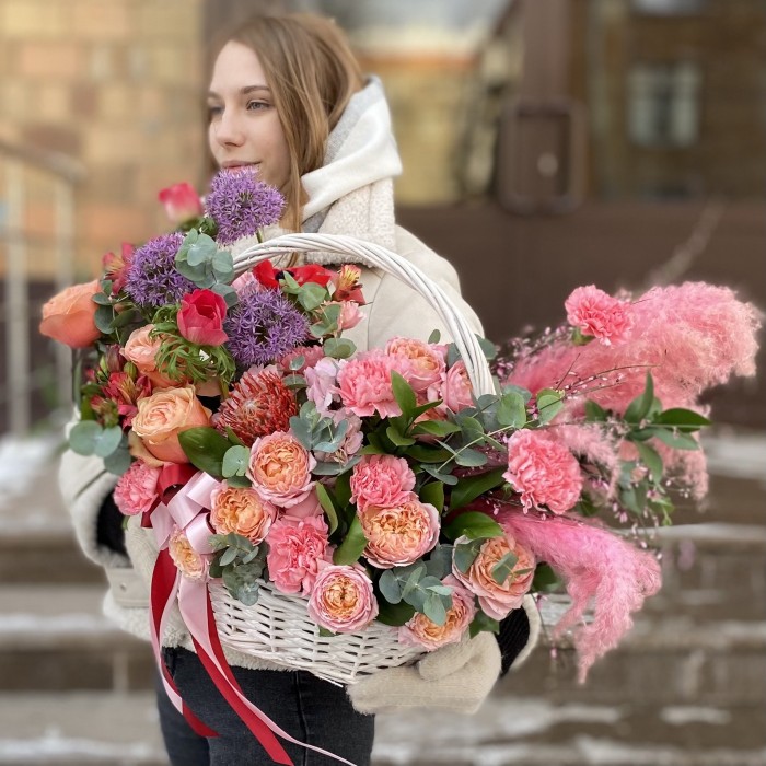 Композиция с пионовидными розами Яркая мечта