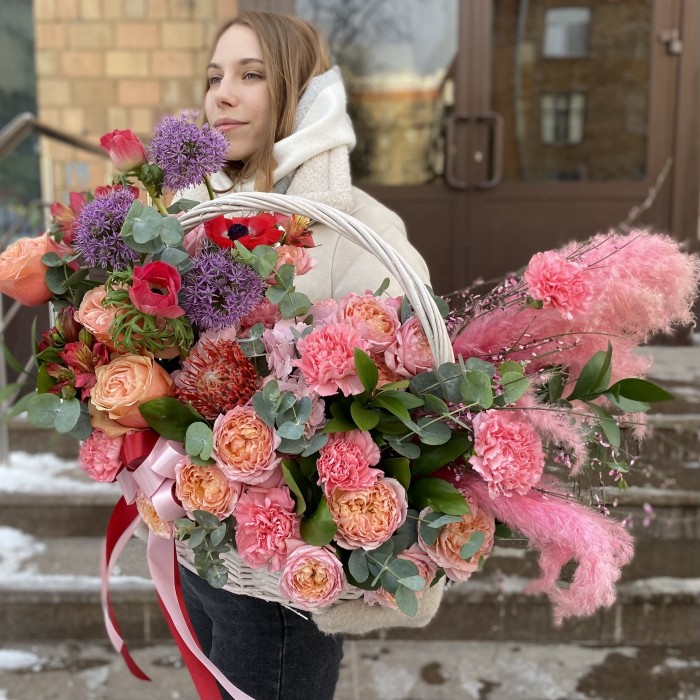 Композиция с пионовидными розами Яркая мечта