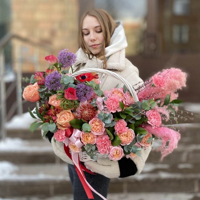 Композиция с пионовидными розами Яркая мечта