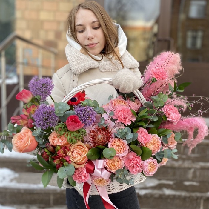 Композиция с пионовидными розами Яркая мечта