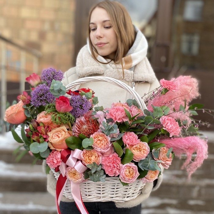 Композиция с пионовидными розами Яркая мечта