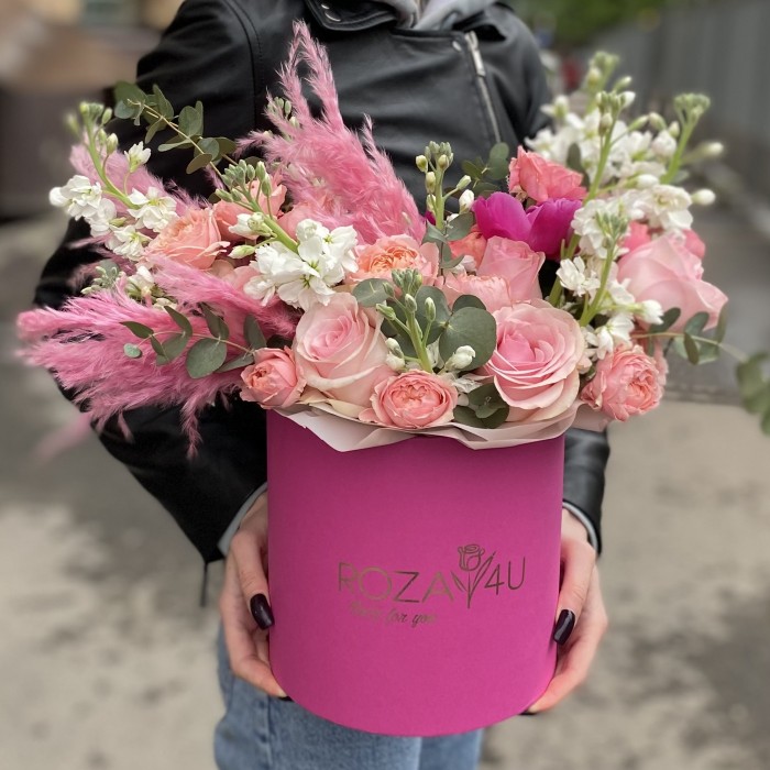 Композиция с розами и пионами Новая Звезда